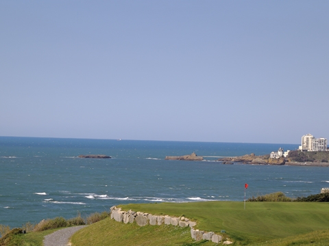 vue du trou no 2 centre international d'entraînement au golf d'ilbarritz : Biarritz et rocher de la vierge